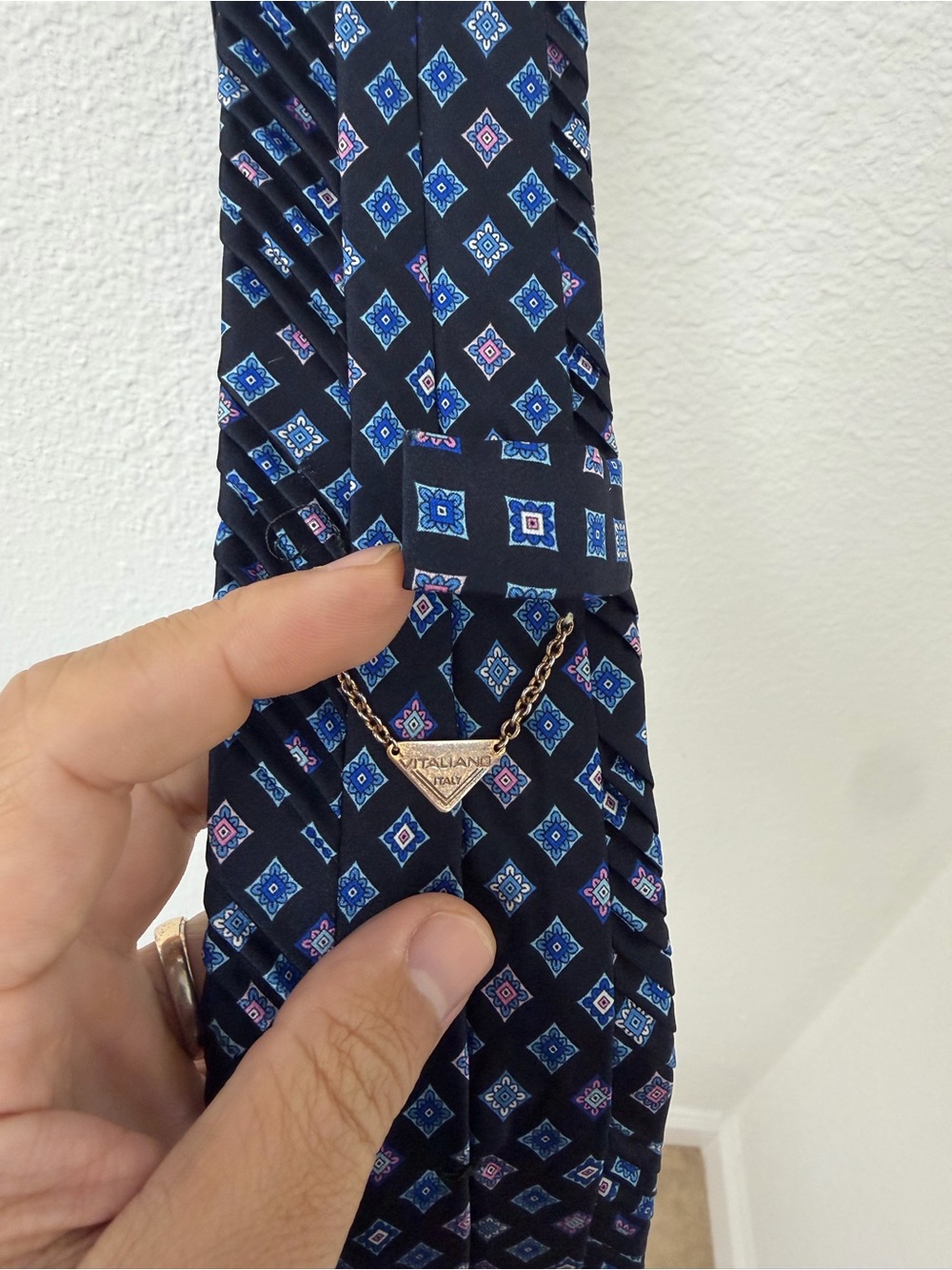 Vitaliano Italy Men's Black Silk Tie with Blue Geometric Motif - Picture 4 of 7